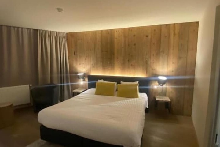 Room 8 of 65