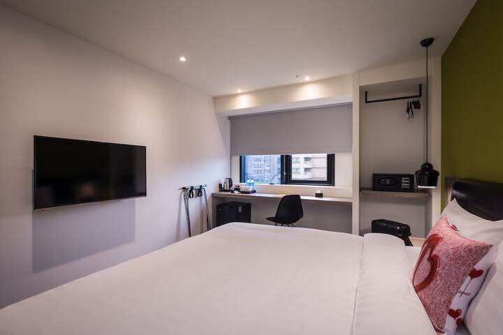 Room 6 of 99