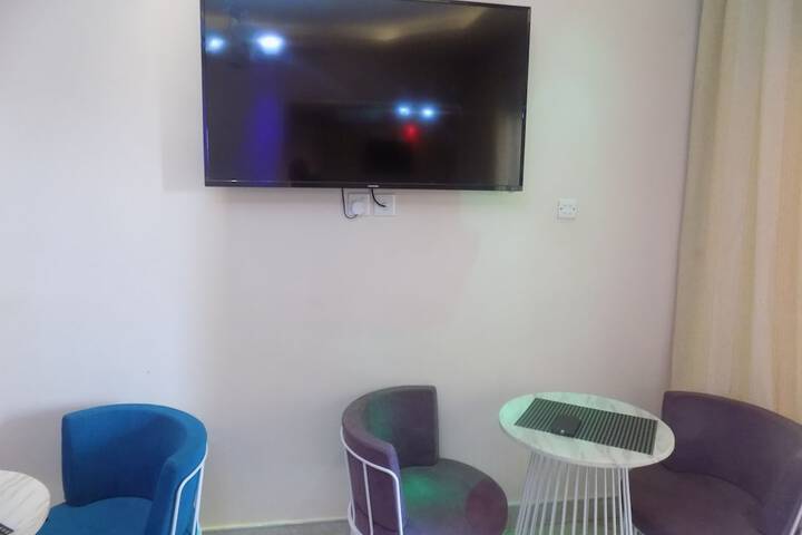 Lounge 36 of 41