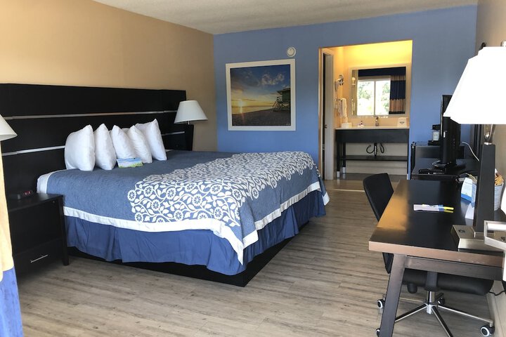 Standard | King Bed (4 of 8)