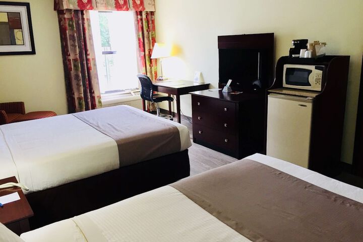 2 Queen Beds High Speed Internet Accessible Microwave, Refrigerator Full Breakfast (4 of 4)