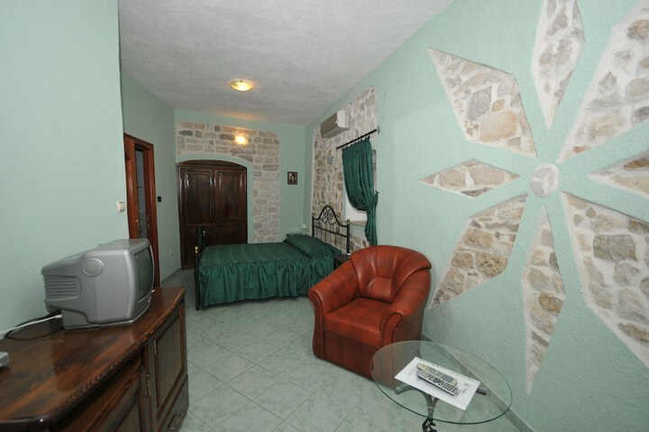 Room 3 of 109