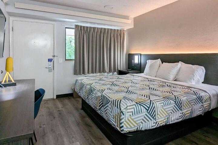 1 Queen Bed Newly Redesigned (14 of 20)