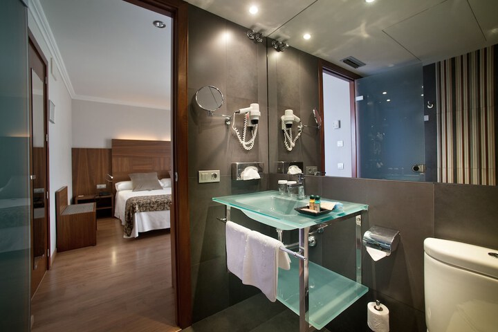 Room 4 of 108