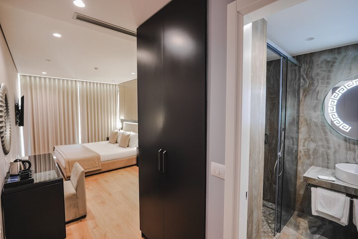 Room 12 of 76