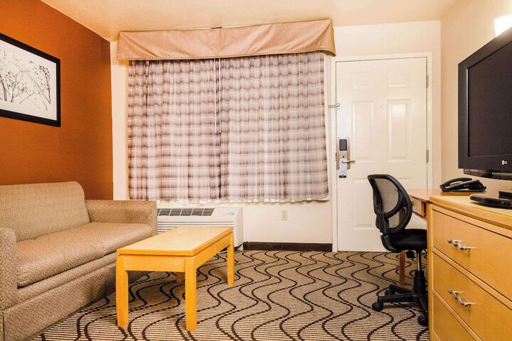 1 King Bed (6 of 9)