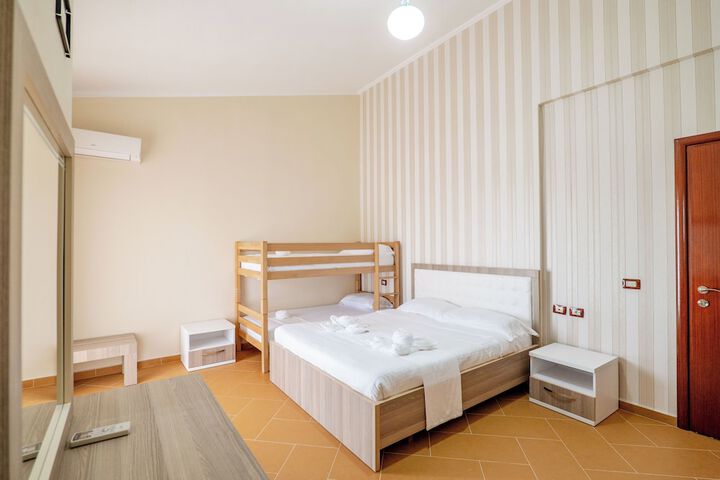 Room 25 of 77