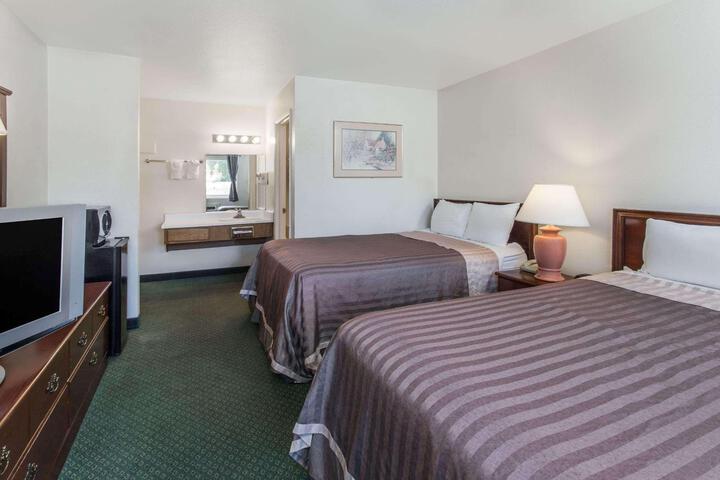 1 Queen Bed Accessible Room (5 of 10)