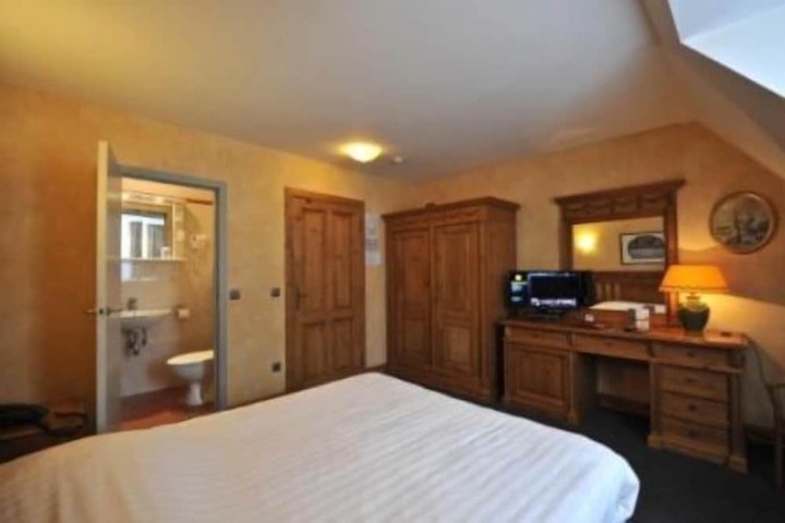 Room 4 of 35