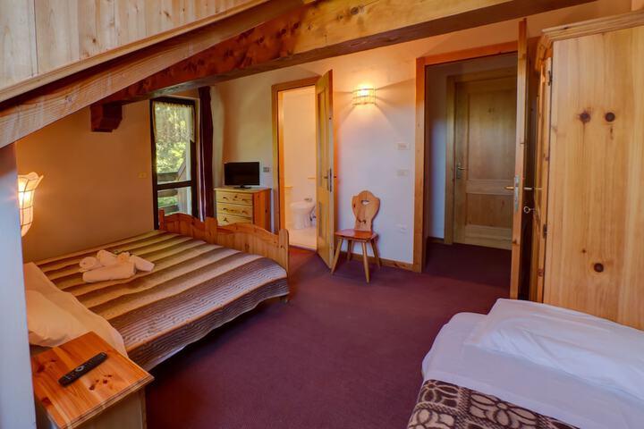Room 9 of 18