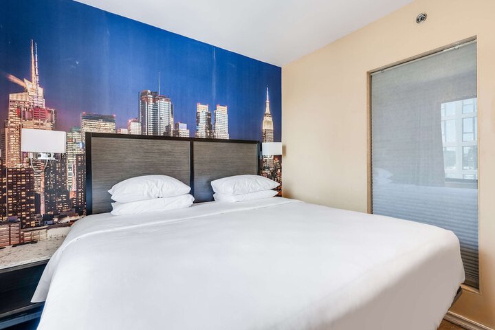 1 King Bed (4 of 7)
