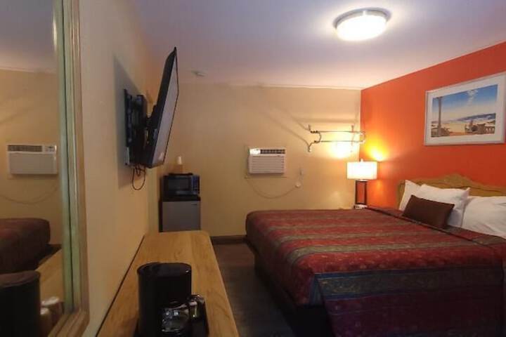 Economy Single Room 1 King Bed Private Bathroom (5 of 6)