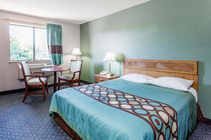 1 Queen Bed (2 of 13)