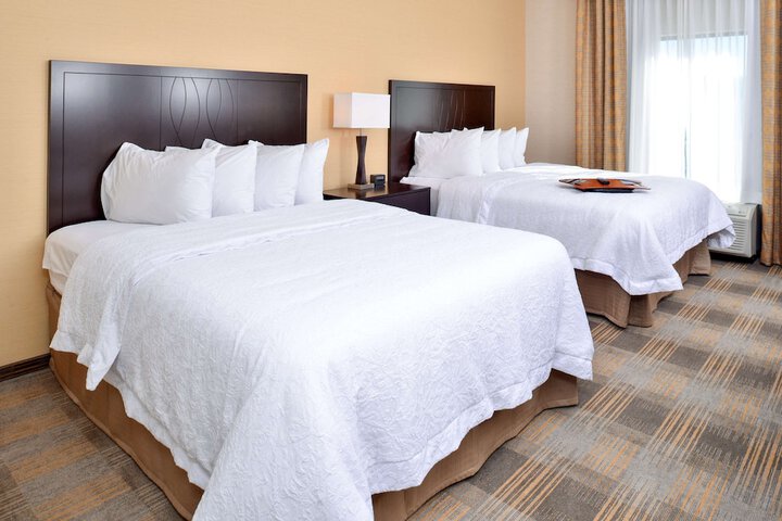 2 Queen Beds Mobility Accessible with Tub (8 of 13)