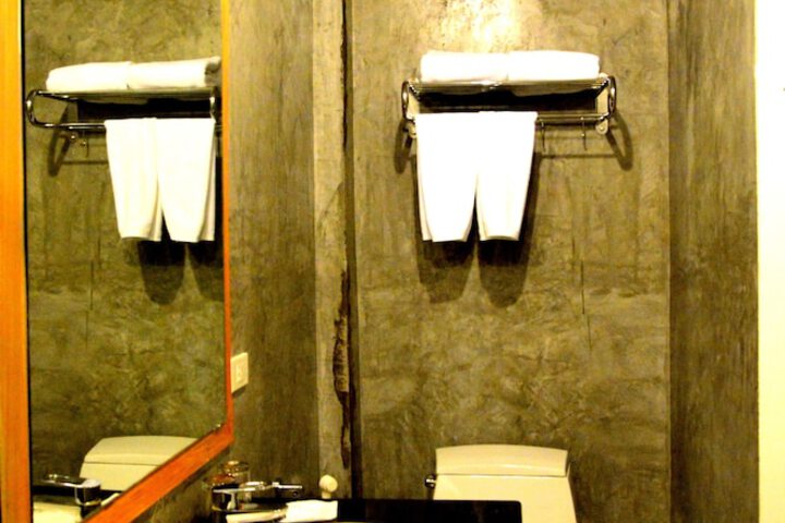 Room 27 of 40