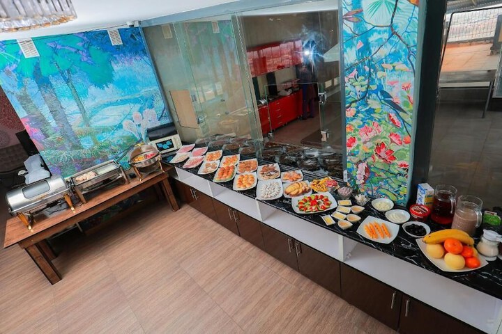 Dining 9 of 11