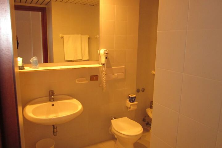 Room 4 of 37