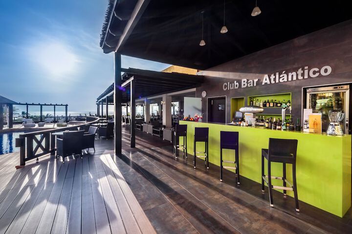 Swim-up bar