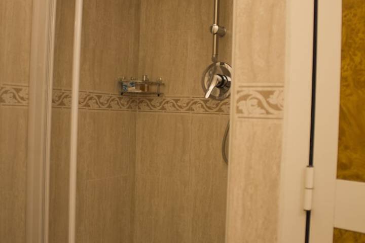 Room 35 of 81