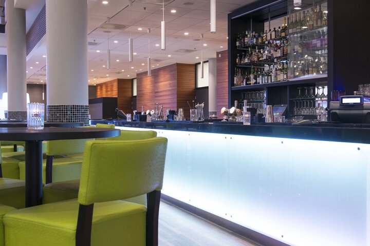 Lounge 72 of 85