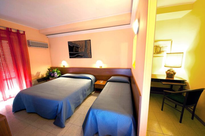 Room 8 of 90