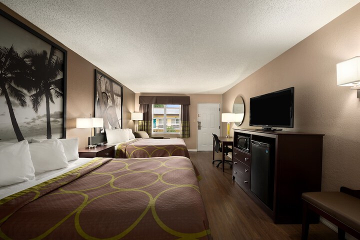 1 Queen Bed Mobility Hearing Impaired Accessible Room (1 of 14)
