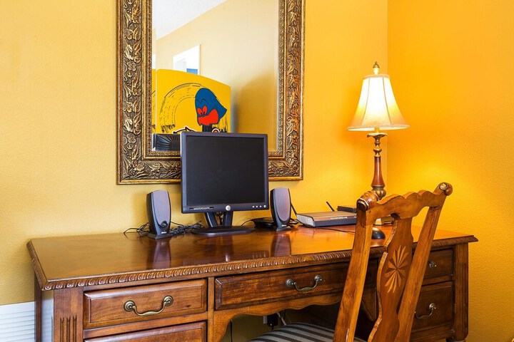 Business Center 27 of 30