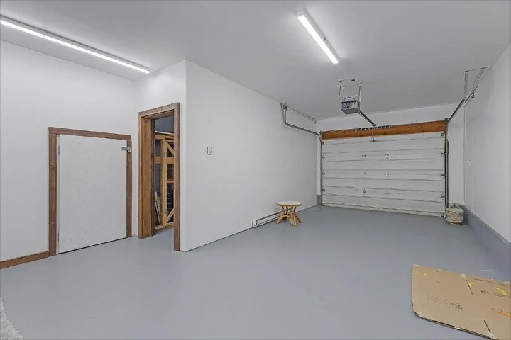 Room 9 of 18