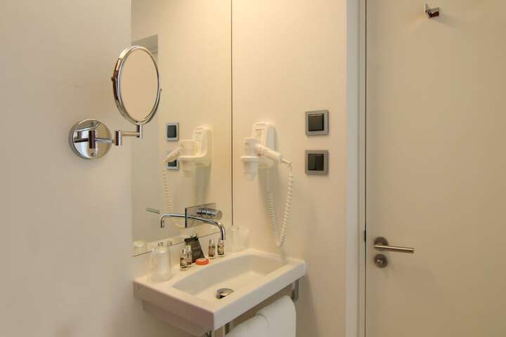Room 30 of 49
