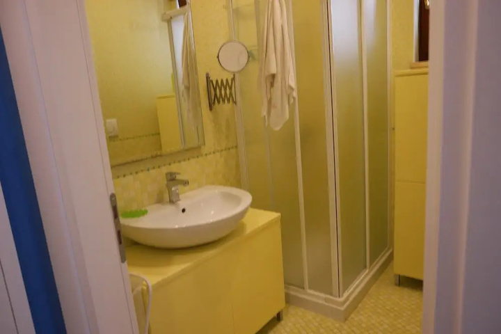 Room 4 of 5