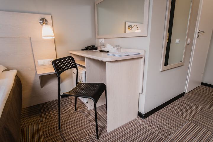 Room 8 of 80