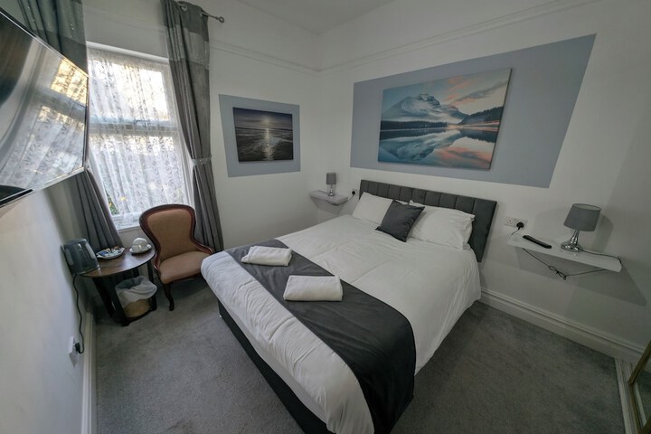 Room 11 of 14