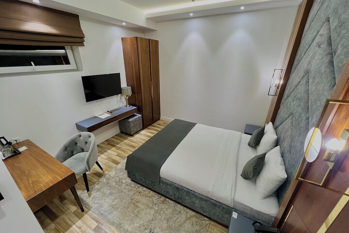 Room 8 of 38