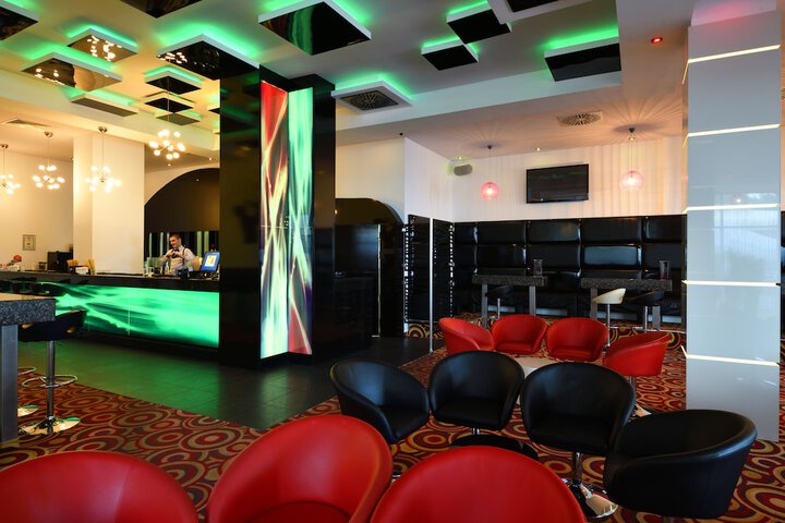 Lounge 63 of 89