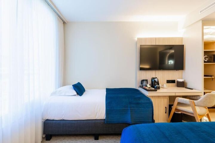 Room 25 of 152