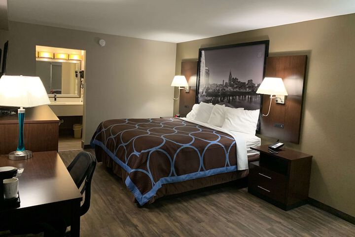 1 King Bed Accessible (7 of 11)