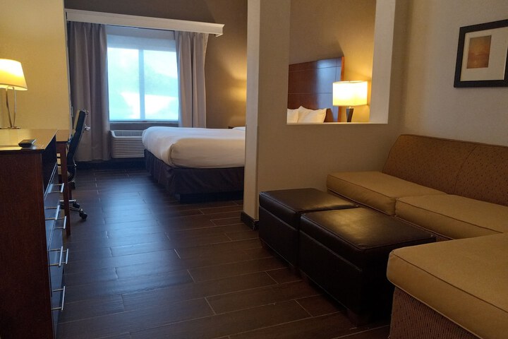 Room 8 of 34