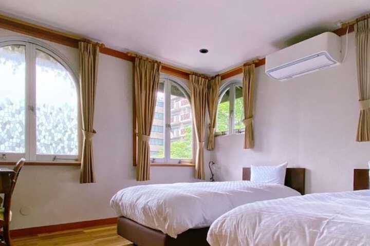 Room 21 of 38