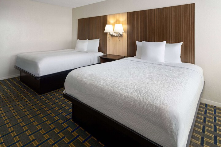 2 Queen Beds (6 of 6)