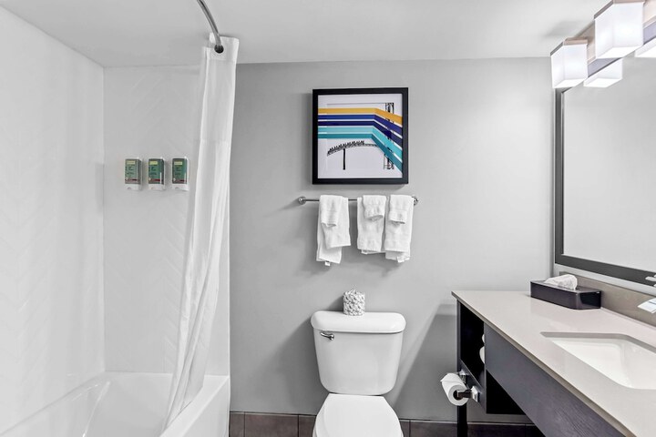 2 Queen Accessible Comm Assist Roll in Shower Microwave, Refrigerator WiFi Fullbreakfast (15 of 15)