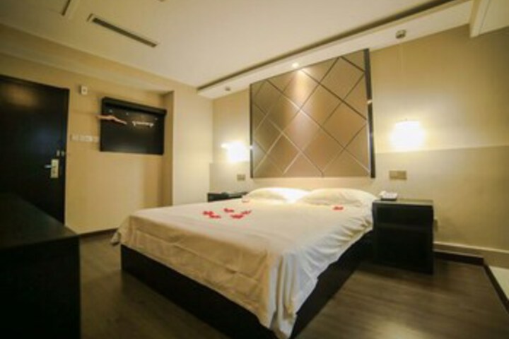 Room 25 of 38