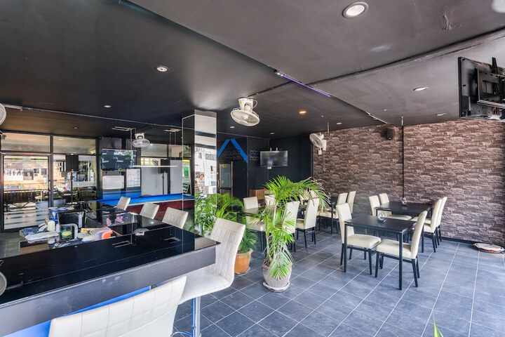 Lounge 10 of 12