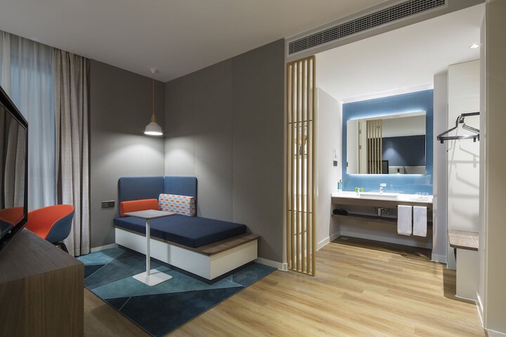 Room 4 of 68