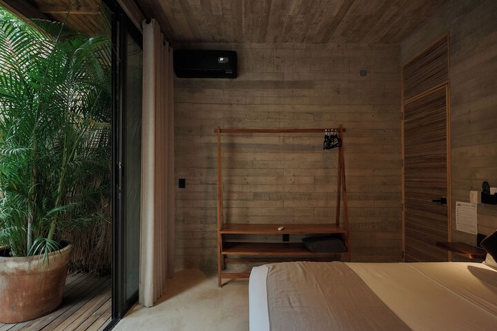 Room 4 of 80