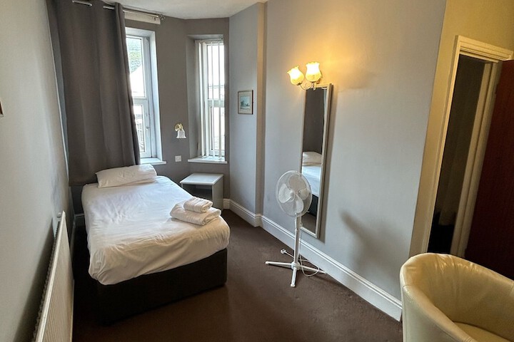 Room 9 of 32