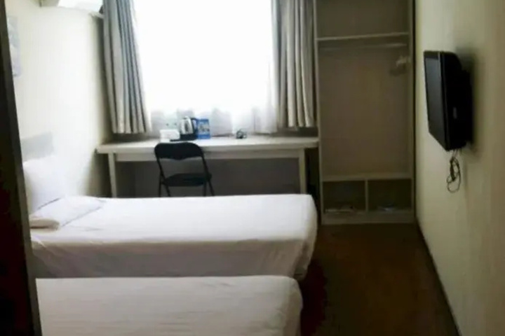 Room 6 of 13