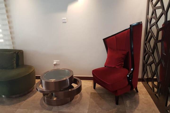 Lounge 24 of 33