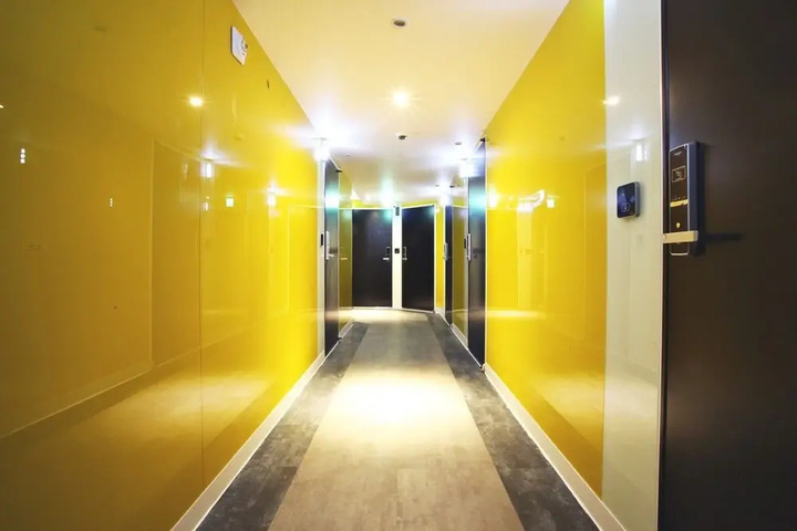 Room 9 of 16