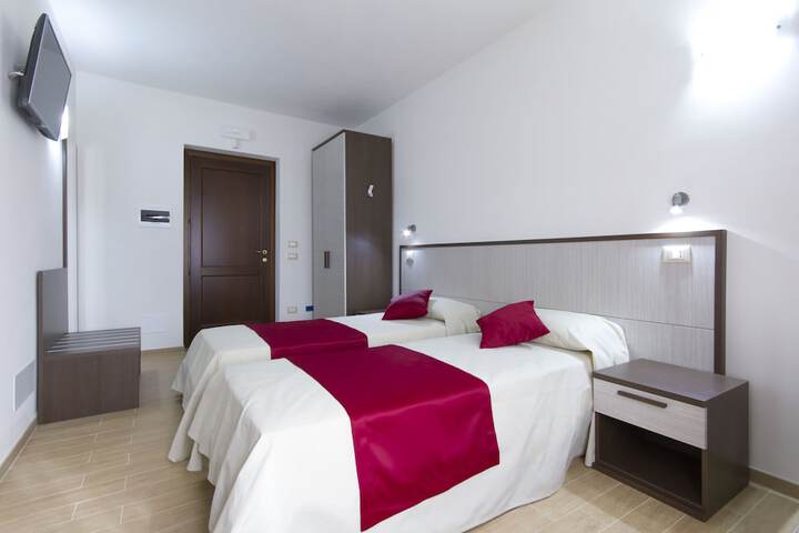 Room 3 of 95