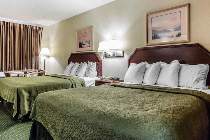 2 Queen Beds (6 of 7)